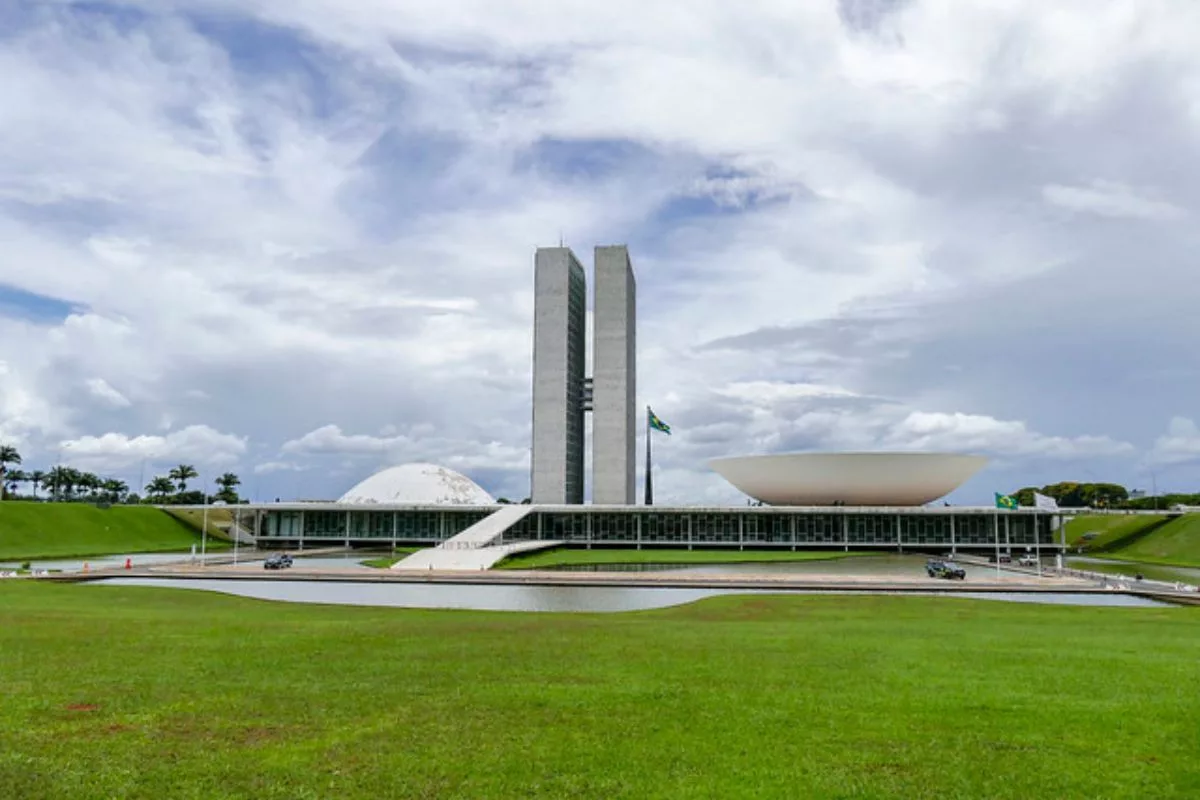 Congresso Nacional fica em Brasília, bem como as casas dos demais poderes, no Distrito Federal, coração das decisões políticas do País