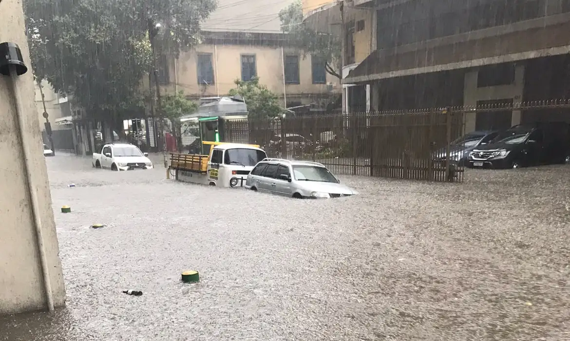 Ruas do Rio costumam alagar nas famosas "Chuvas de Verão"