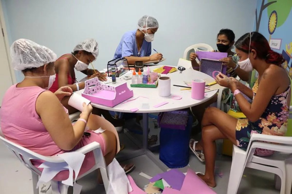 Oficinas de artesanato são um exemplo de educação não formal