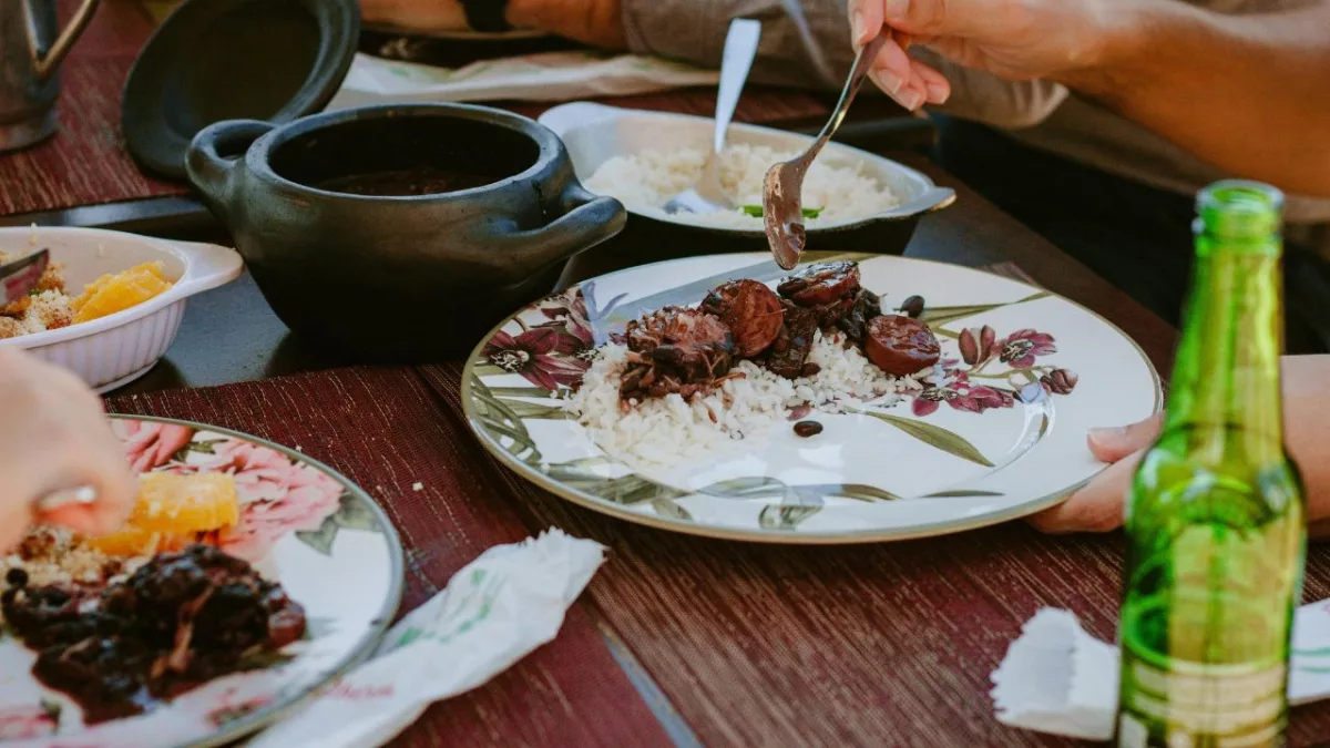 Feijoada é um prato típico do Brasil