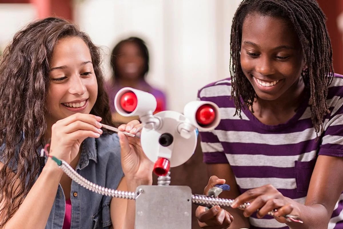 Educação Maker incentiva a criatividade e o pensamento crítico dos alunos