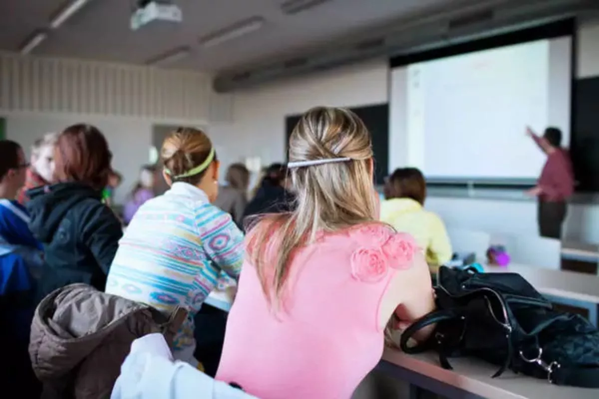 Pessoas com ensino superior completo tendem a receber maiores salários