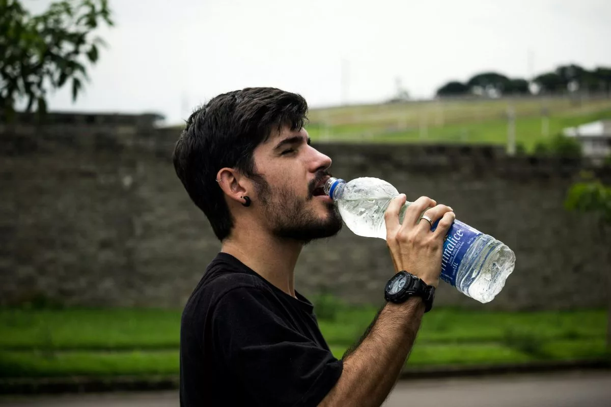 Durante ondas de calor, manter-se bem hidratado é essencial para prevenir a desidratação e outras complicações