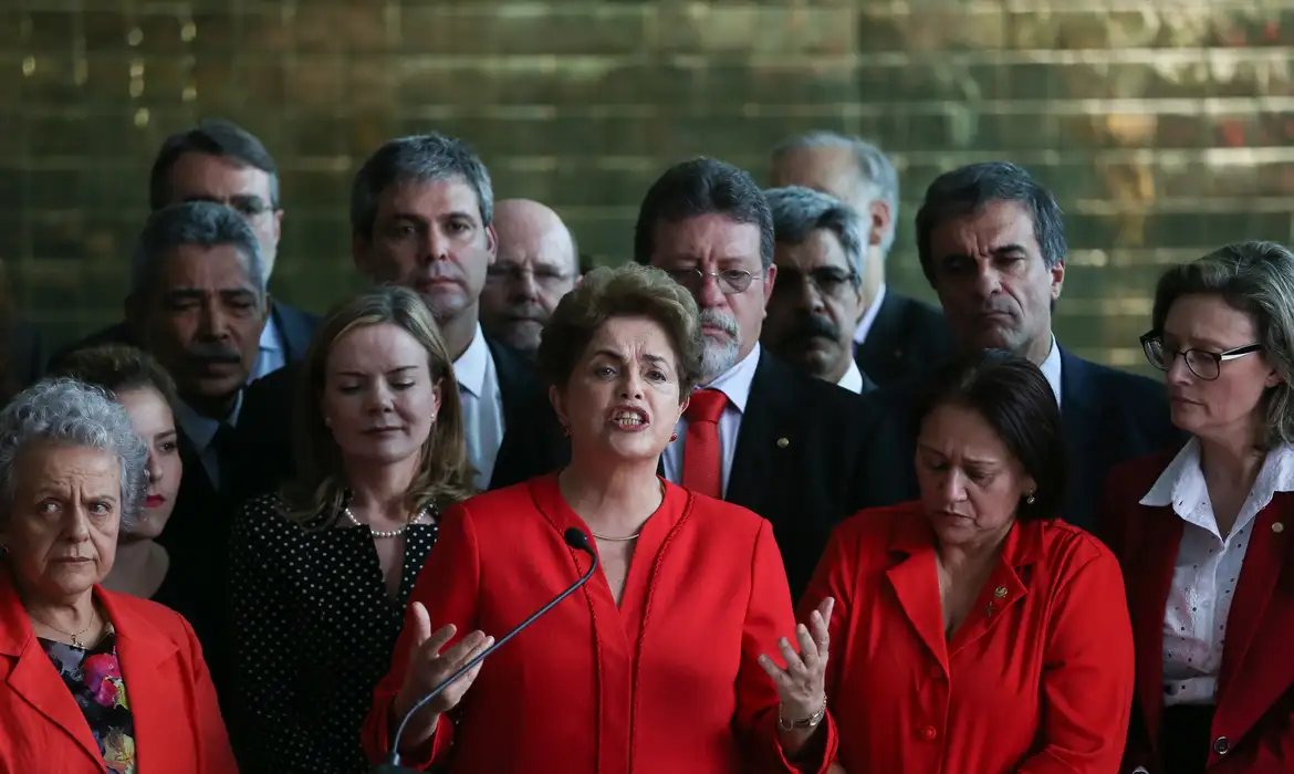 Dilma discursa acompanhada de líderes do PT após o impeachment