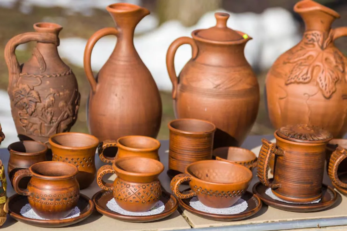 Objetos de barro feitos à mão podem ser usados para dar um toque rústico e autêntico a sua decoração