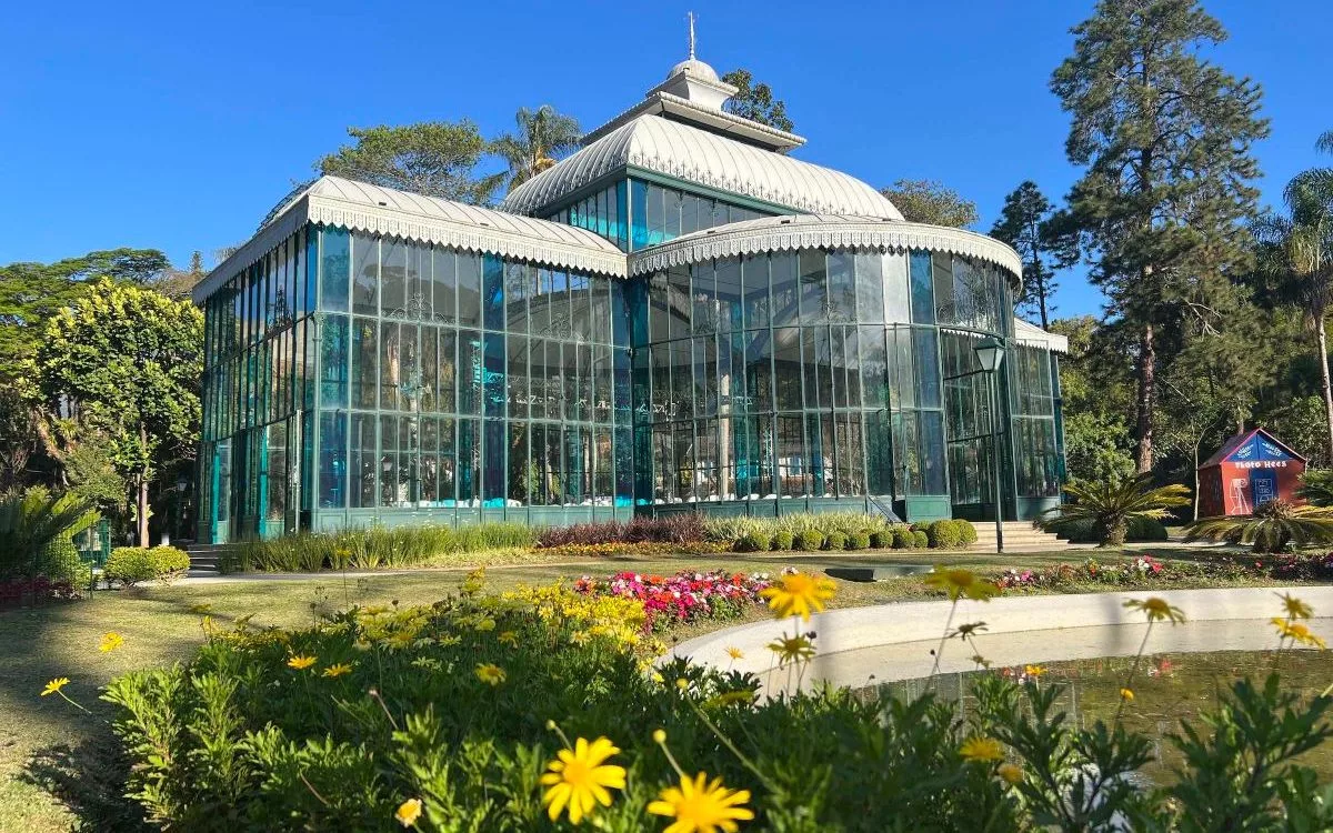 Palácio de Cristal, em Petrópolis: turismo e clima ameno longe do calor extremo