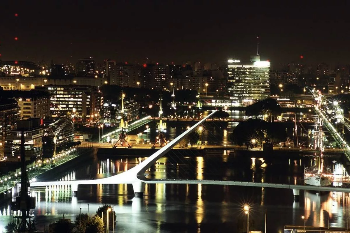 Puente de La Mujer, em Puerto Madero, vista de noite