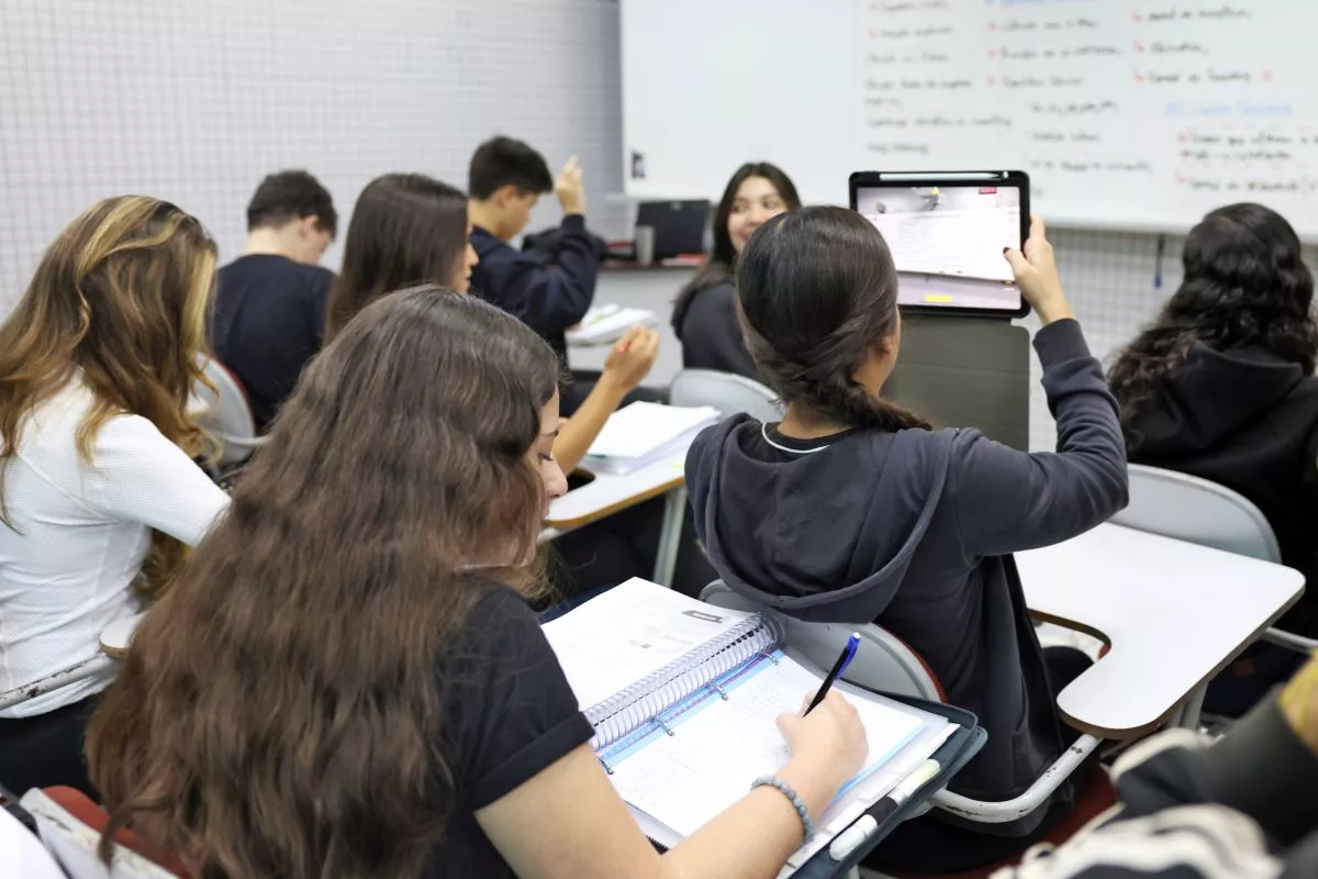 As escolas precisam estar preparadas para orientar os alunos sobre o uso responsável da tecnologia 