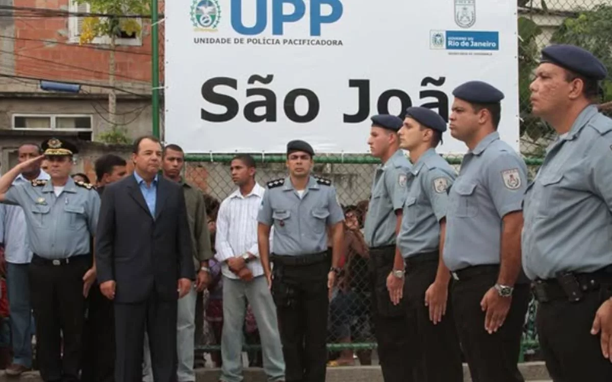 Sérgio Cabral, então governador, inaugurando Unidade de Polícia Pacificadora