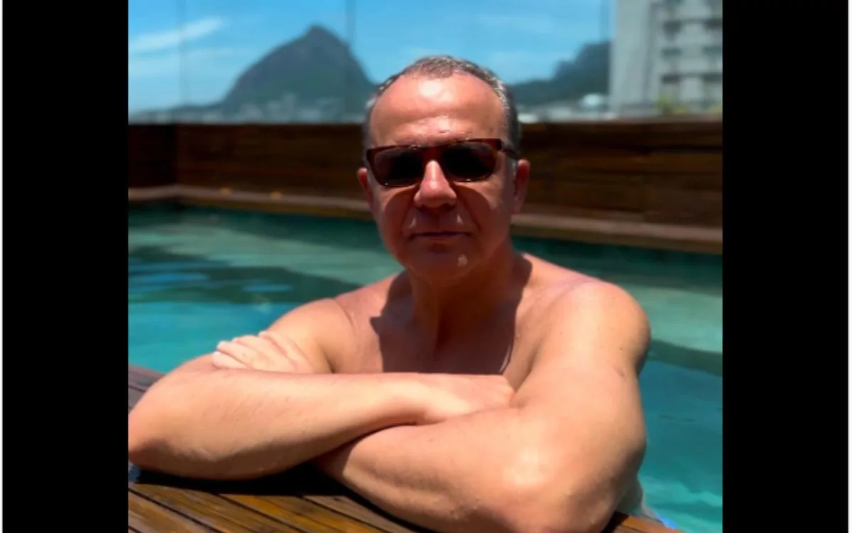 Sérgio Cabral aproveita fim de semana de sol na piscina e dá dicas de filmes