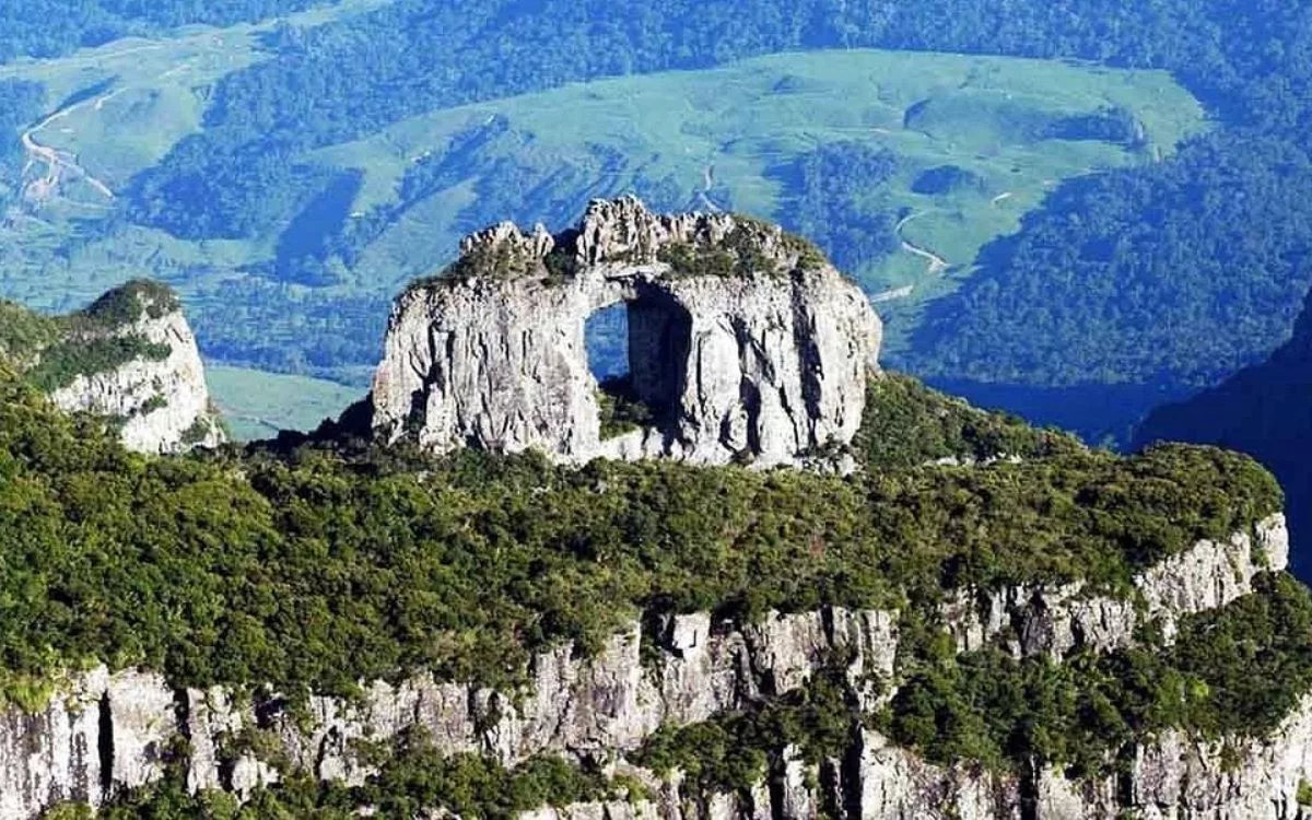 Entre as principais atrações está o Morro da Igreja, um dos pontos mais frios da cidade