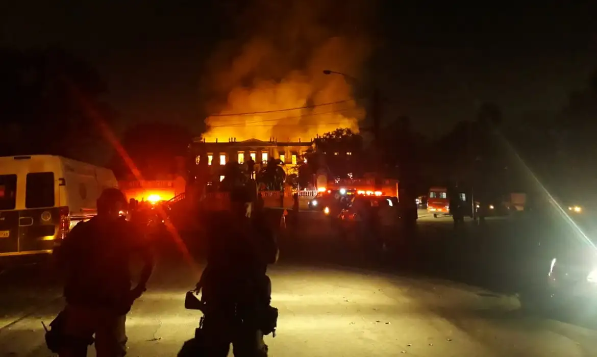 O museu estava fechado para visitação no momento em que o incêndio começou, evitando o pior