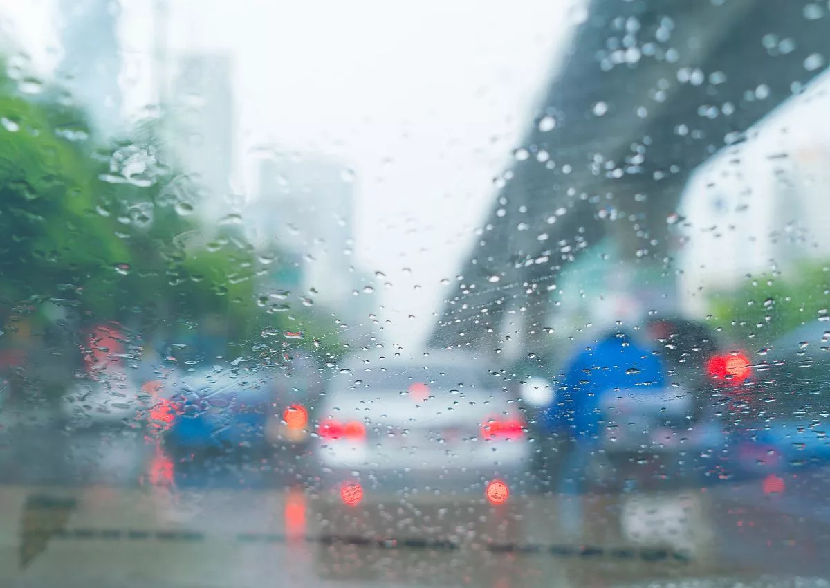 Chuva causa transtorno pelas ruas da cidade