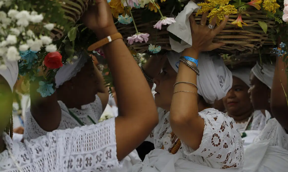 As religiões afro-brasileiras enfrentam desafios como a intolerância religiosa, mas continuam a desempenhar papel fundamental na identidade cultural do país