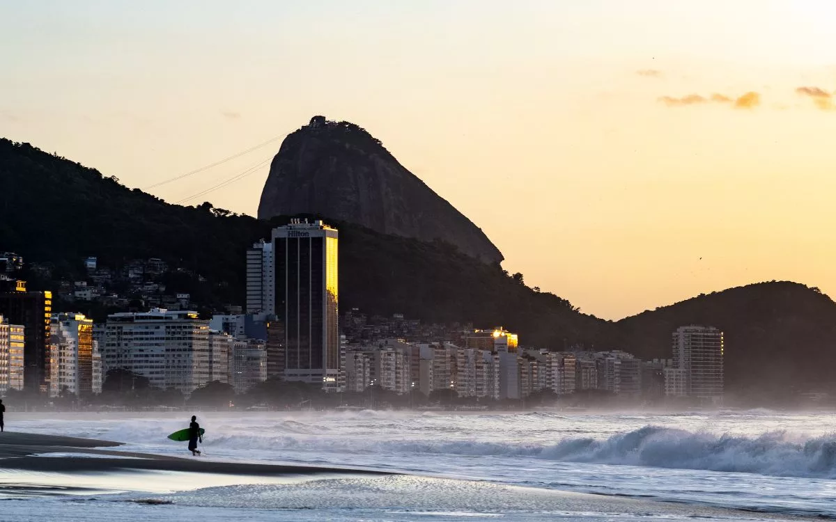 Durante o verão, essas frentes frias podem ocorrer devido a deslocamentos atípicos de massas de ar frio