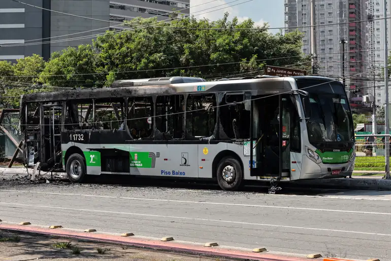 Detalhe do onibus atingido na queda de avião em São Paulo, que caiu na avenida Marquês de São Vicente, após decolar do Campo de Marte. Foto: Paulo Pinto/Agência Brasil