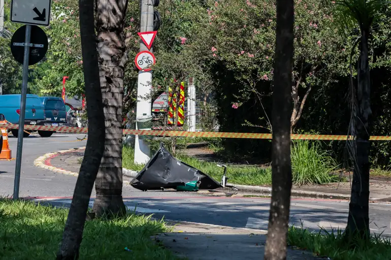 Detalhe de um pedaço de ferro após acidente envolvendo um avião de pequeno porte que caiu na avenida Marquês de São Vicente, após decolar do Campo de Marte. Foto: Paulo Pinto/Agência Brasil