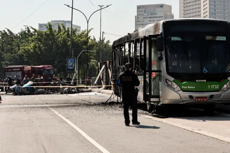 Acidente envolvendo um avião de pequeno porte que caiu na avenida Marquês de São Vicente, após decolar do Campo de Marte. Foto: Paulo Pinto/Agência Brasil