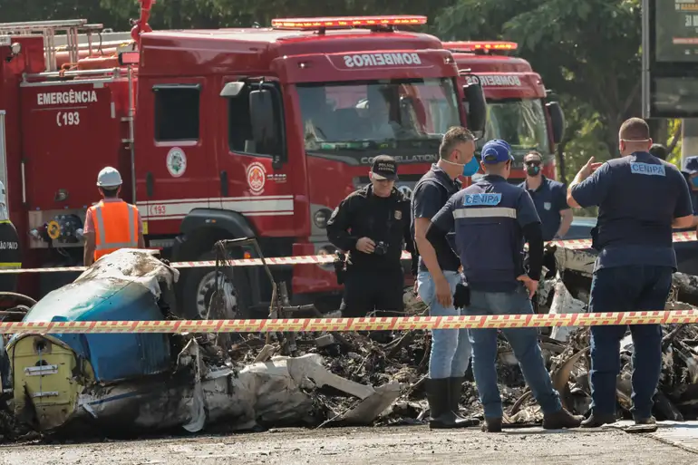 Acidente envolvendo um avião de pequeno porte que caiu na avenida Marquês de São Vicente, após decolar do Campo de Marte. Foto: Paulo Pinto/Agência Brasil