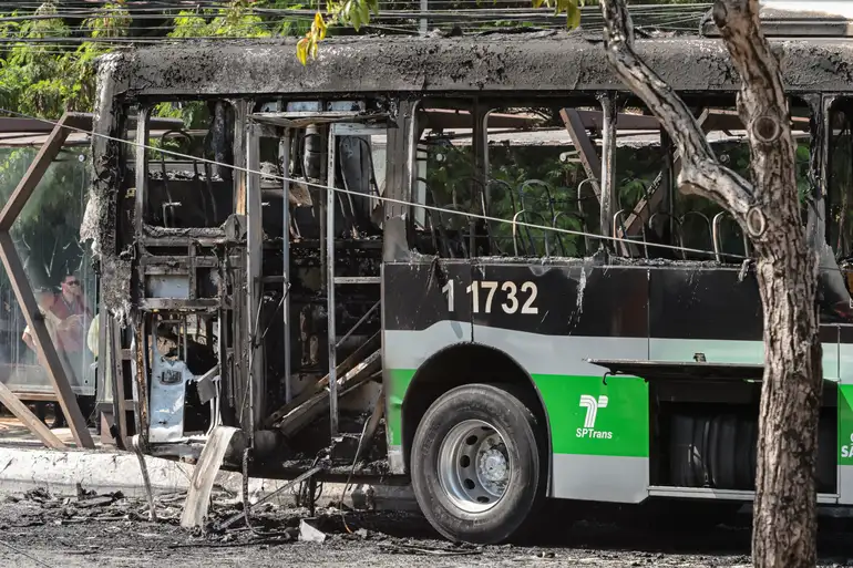 Detalhe do onibus atingido pelo avião de pequeno porte que caiu na avenida Marquês de São Vicente, após decolar do Campo de Marte. Foto: Paulo Pinto/Agência Brasil