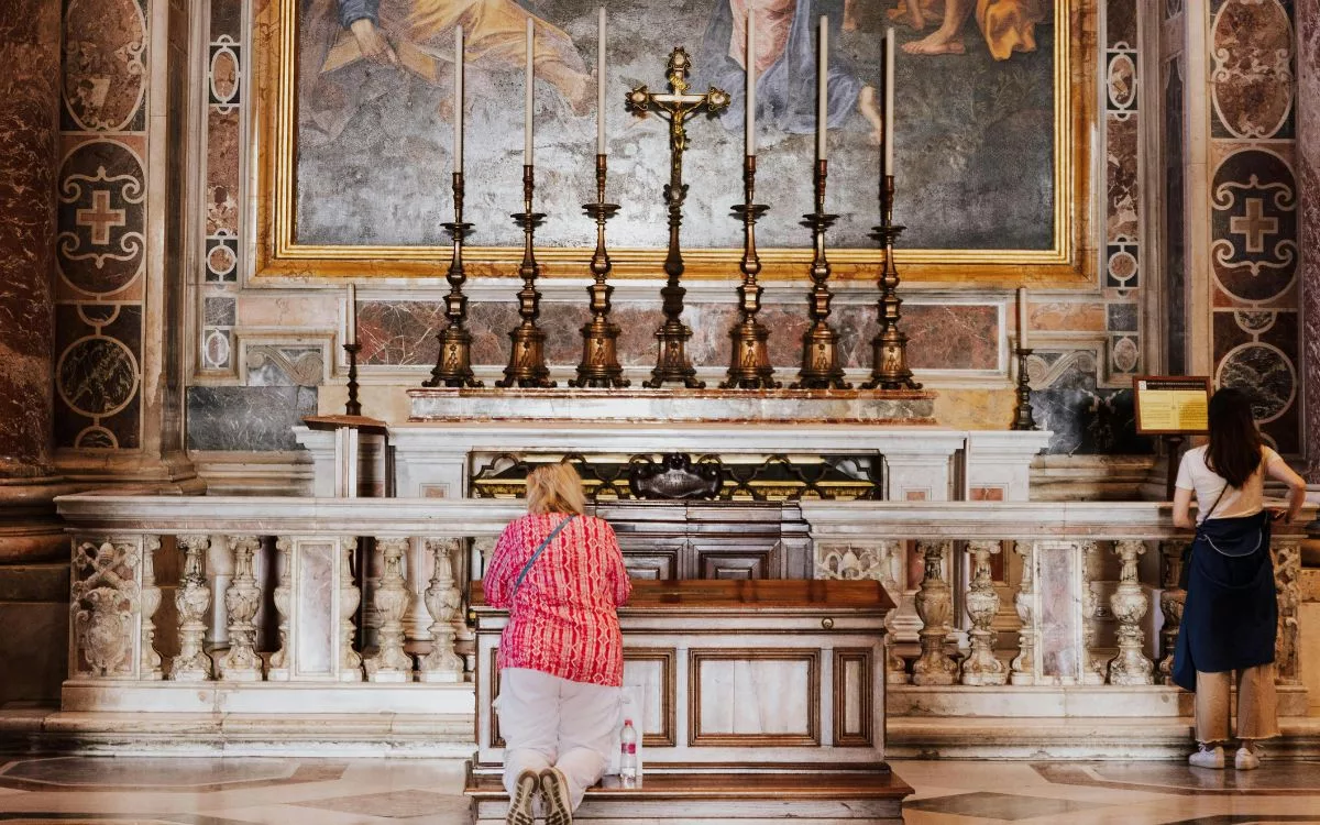 Entre todas as religiões, a Igreja Católica influenciou profundamente a cultura nacional