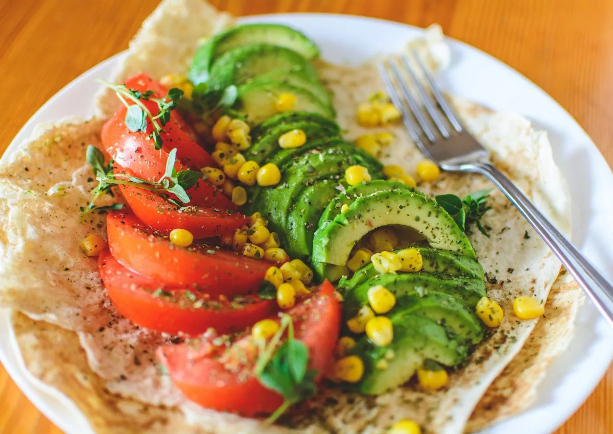 Saladas, peixes, frango grelhado e sucos naturais são opções saudáveis e refrescantes