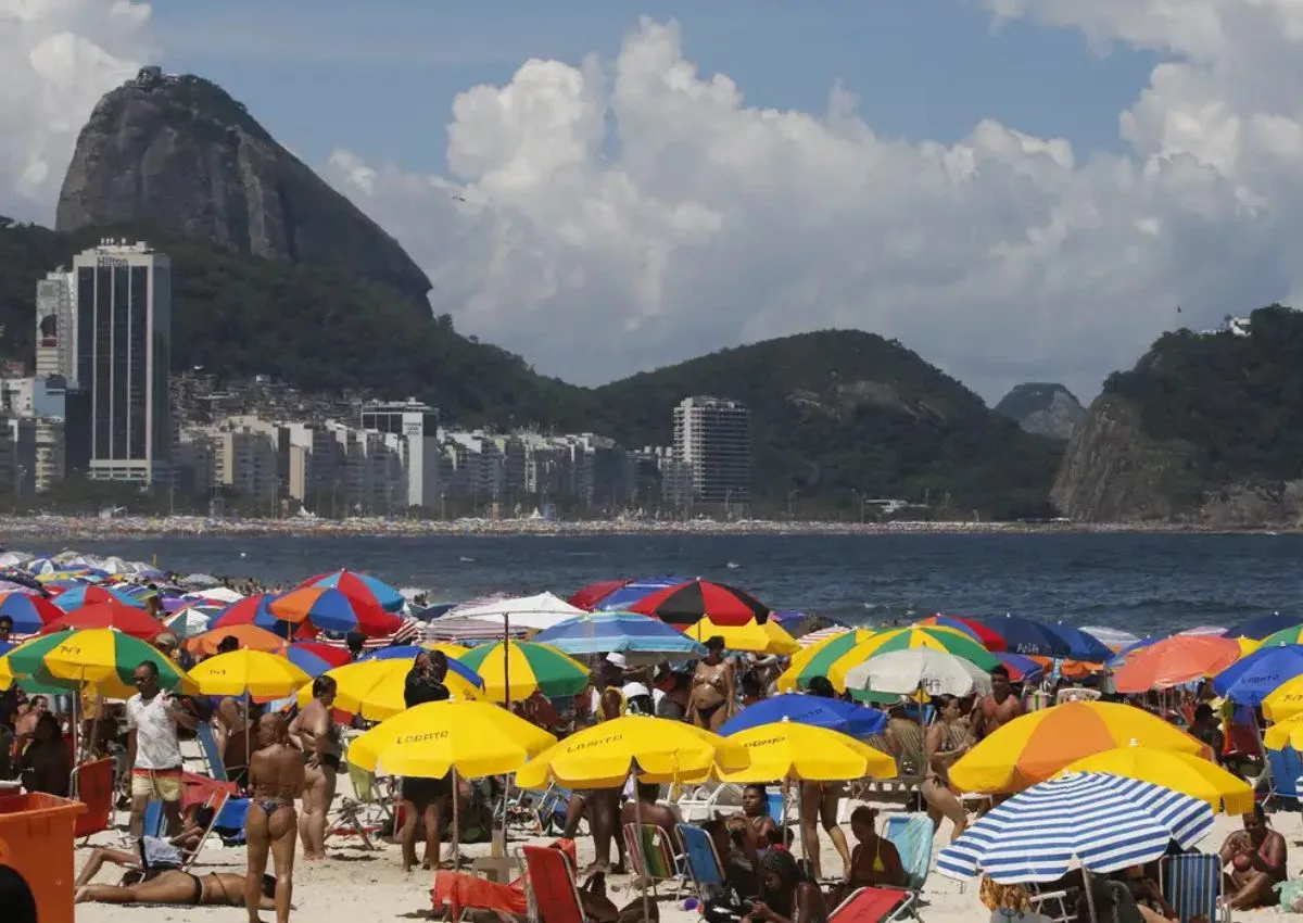 Cariocas correm para as praias e tentam amenizar a sensação térmica