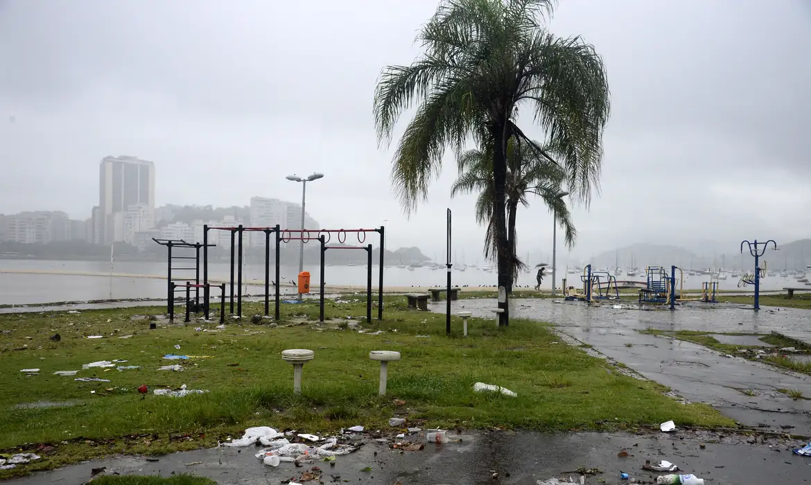 Tempestades fortes, chuvas pesadas e ventania são cada vez mais constantes