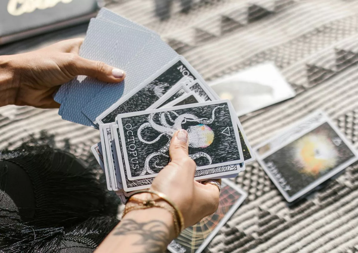 No tarot, as cartas representam arquétipos humanos, sentimentos e situações