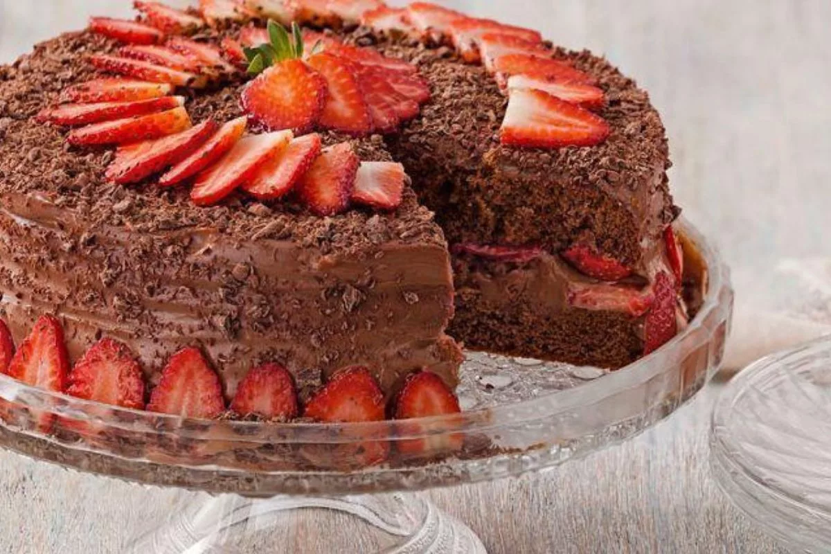 Opções como mousse de chocolate ou até mesmo frutas frescas, como morangos e framboesas, podem ser incorporadas entre as camadas de bolo