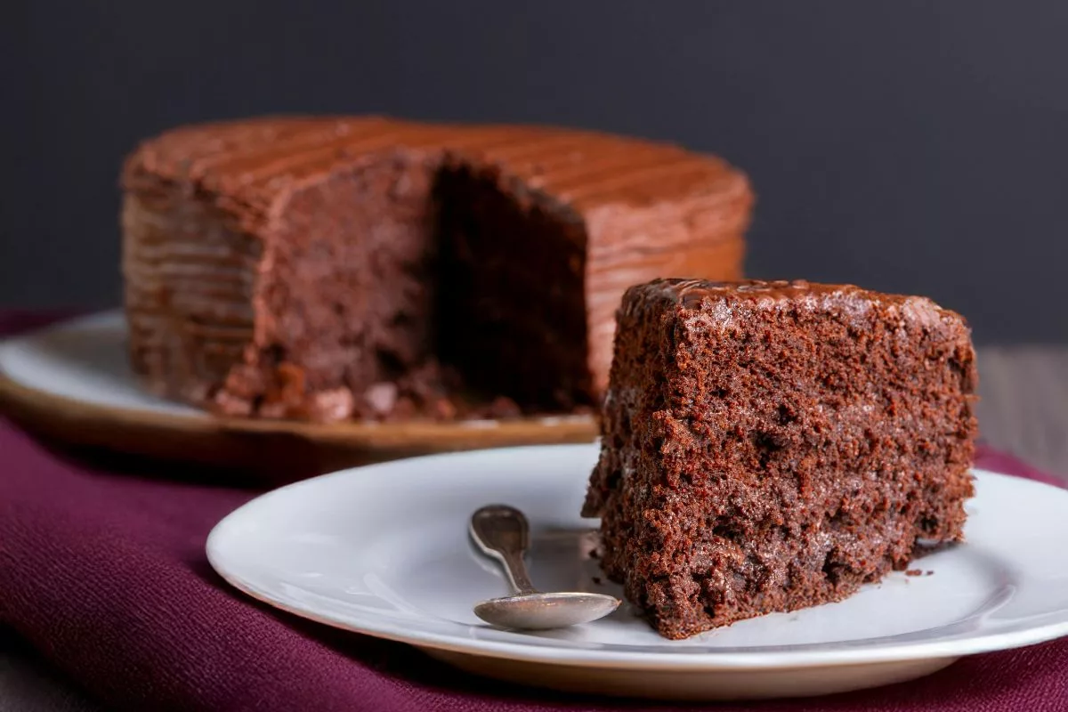 O segredo para um bolo de chocolate delicioso começa, indiscutivelmente, com a seleção de bons ingredientes.