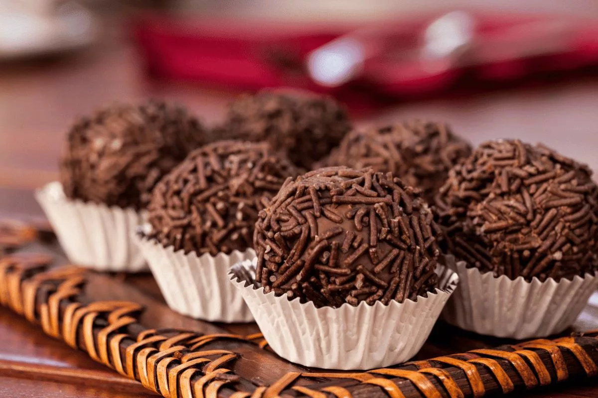 O brigadeiro é a sobremesa clássica das festas de aniversário brasileiras