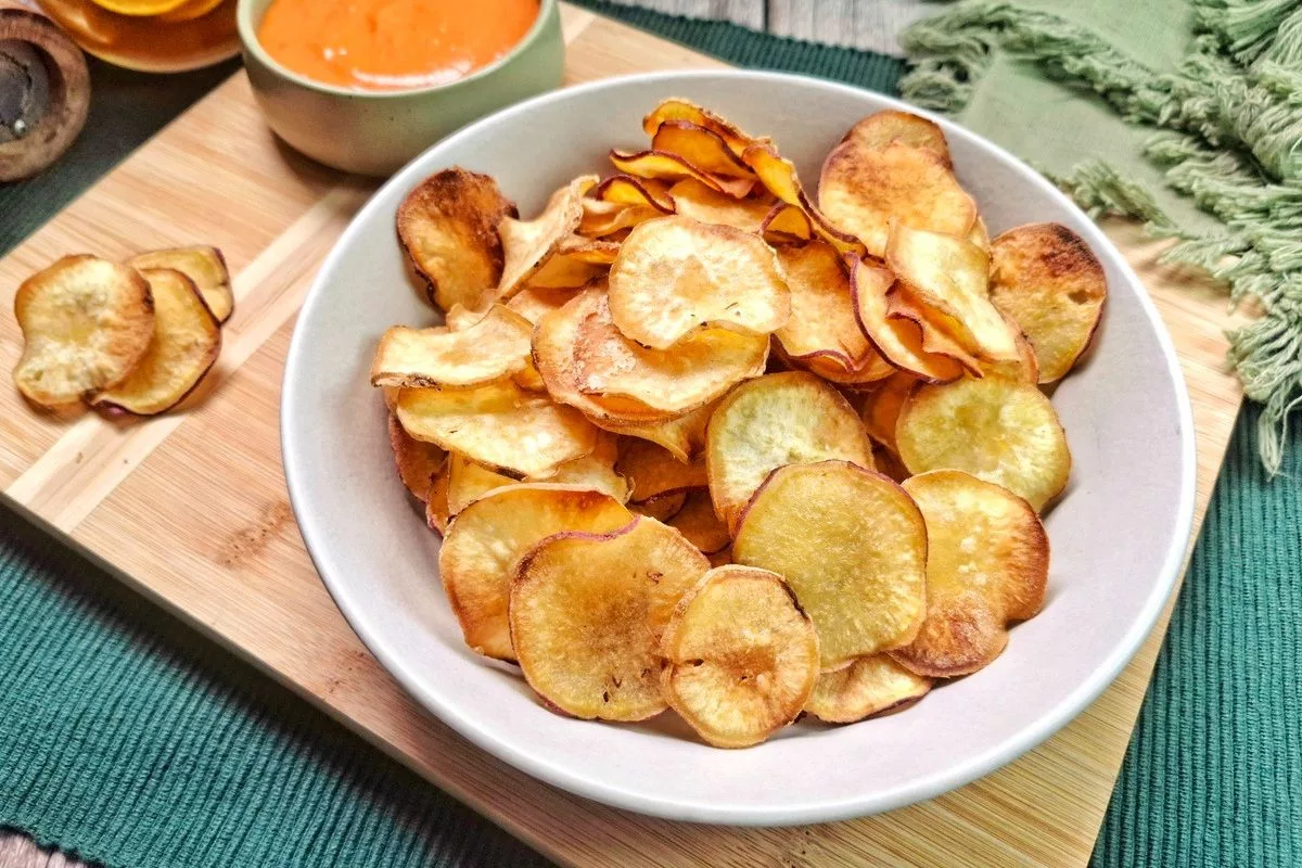 Para um snack saudável, os chips de batata-doce são uma alternativa crocante e cheia de nutrientes