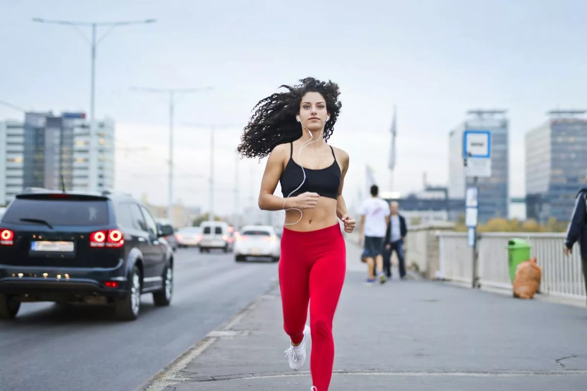 Esportes aeróbicos como a corrida ajudam a melhorar a resistência física, a capacidade pulmonar e a saúde do coração