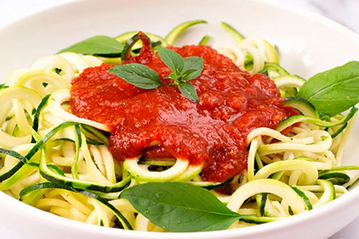 Substituir o espaguete tradicional por abobrinha em espiral é uma maneira inteligente de reduzir calorias e aumentar o consumo de vegetais