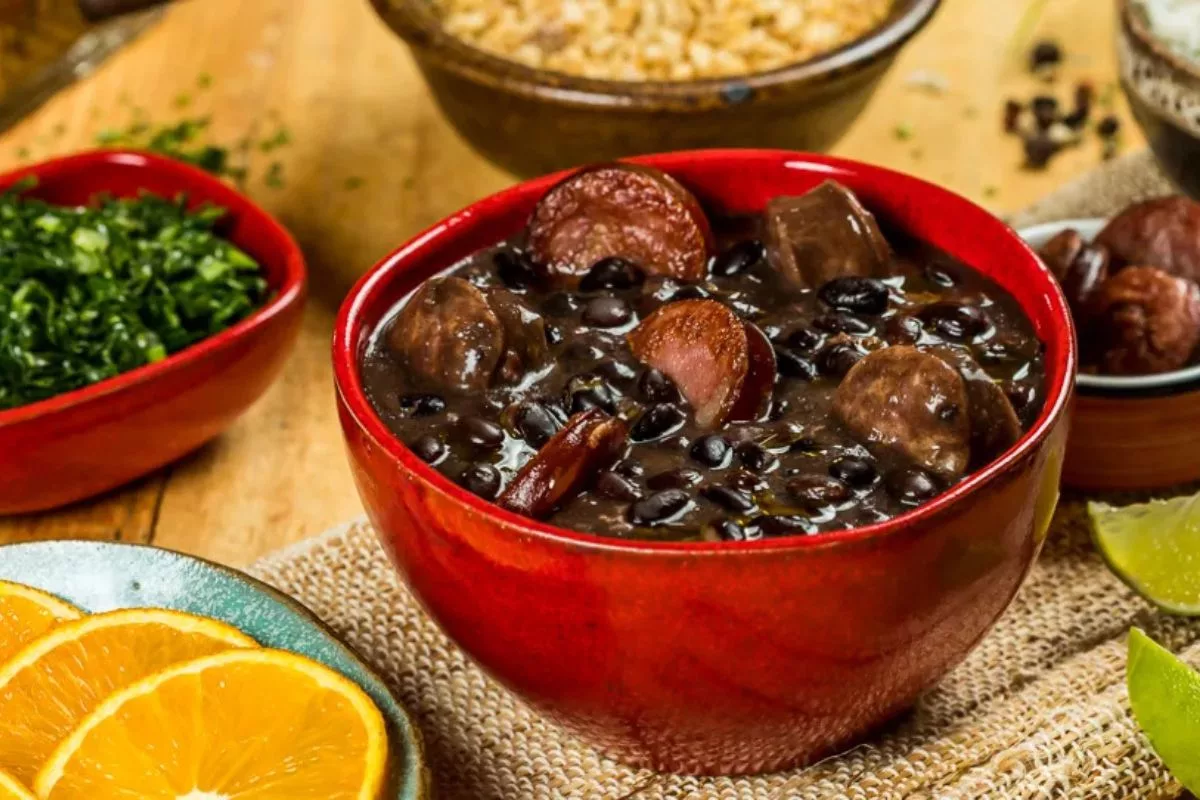 Considerada o 'prato nacional', a feijoada é uma verdadeira celebração da culinária afro-brasileira