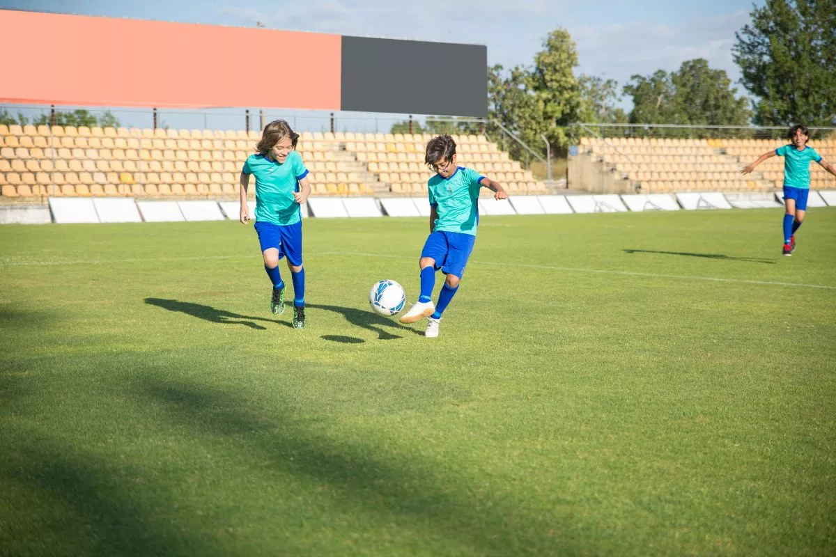 O futebol é uma forma de aliar exercício físico com integração social