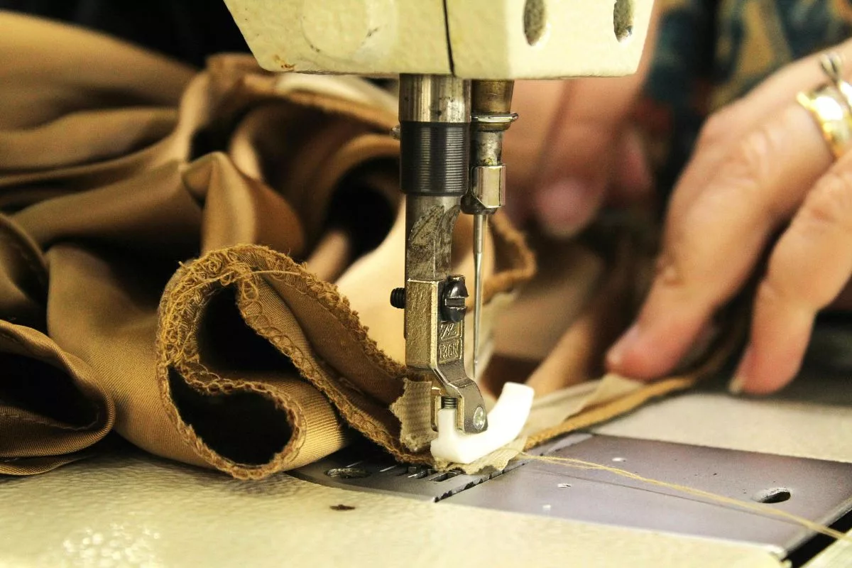 Roupas bem feitas, com tecidos resistentes e acabamentos de qualidade, tendem a durar mais