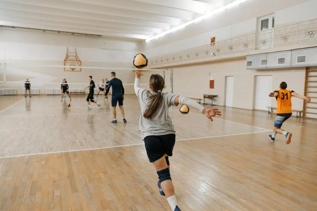 Os esportes coletivos, como o vôlei, são ótimos para quem busca interação social e trabalho em equipe