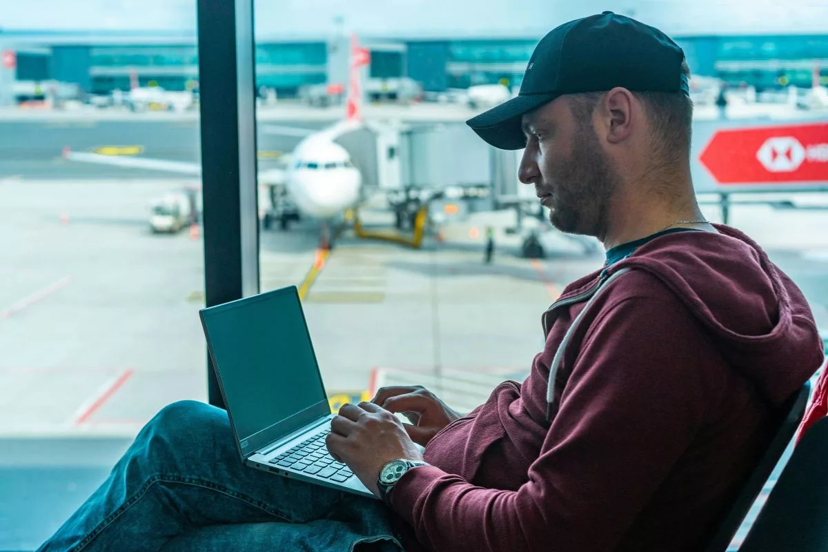 Redes wi-fi de aeroportos, por exemplo, são usadas por hackers para invadir celulares ou notebooks