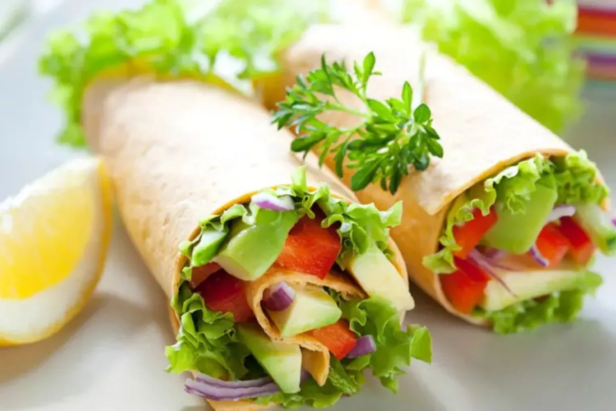 Wrap de frango com abacate é uma receita saudável para o dia a dia