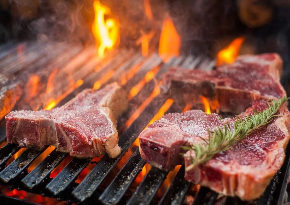 Braseiro faz o bom churrasco, iguaria típica da gastronomia mundial