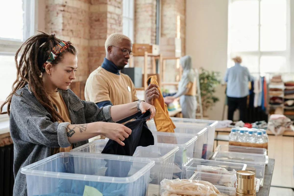 A economia circular na moda envolve a criação de roupas que podem ser facilmente recicladas ou reutilizadas