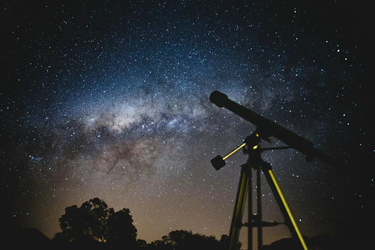 A astrologia é uma prática milenar que estuda a influência dos astros e dos planetas nos eventos terrestres e na vida humana