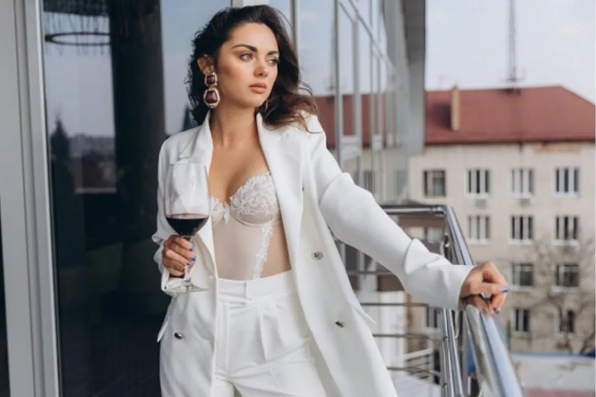 Peças íntimas ganham destaque como elementos principais do look, conferindo sensualidade e sofisticação