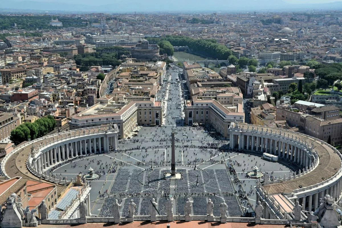 Praça São Pedro, no Vaticano, ficará lotada de fiéis à espera do novo Papa
