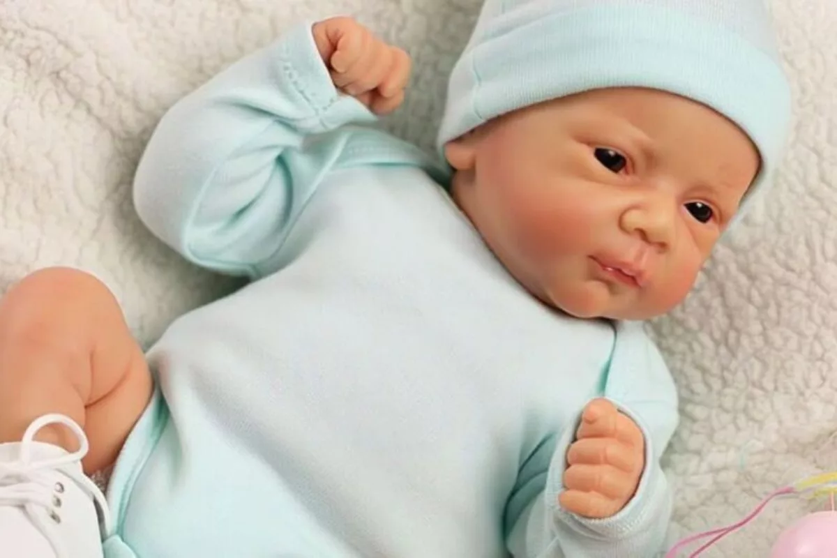 Os bebês reborn são bonecas confeccionadas com materiais como vinil e silicone, pintadas à mão para simular a aparência de um bebê real