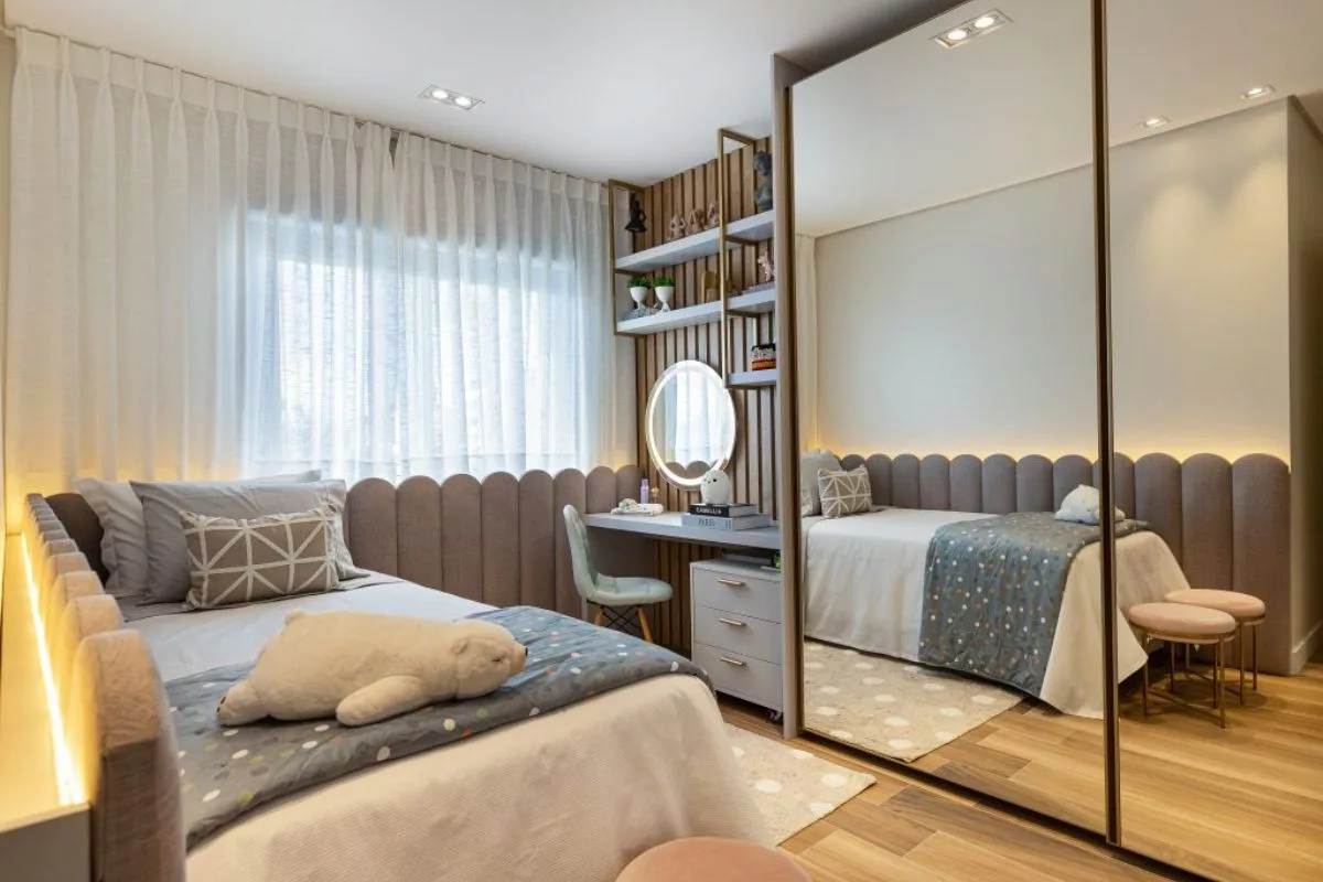 No quarto, é importante evitar colocar o espelho diretamente voltado para a cama