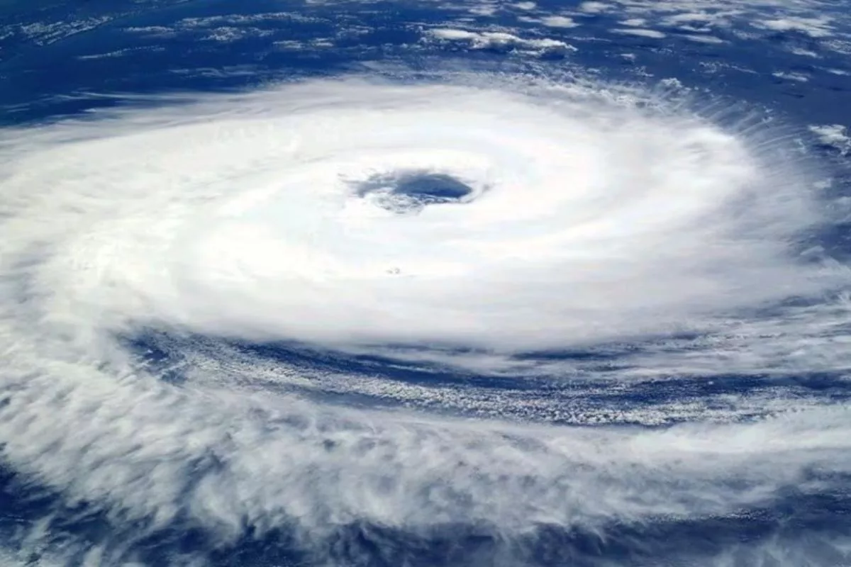 Os ciclones extratropicais são fenômenos meteorológicos comuns que se formam sobre o oceano ou o continente