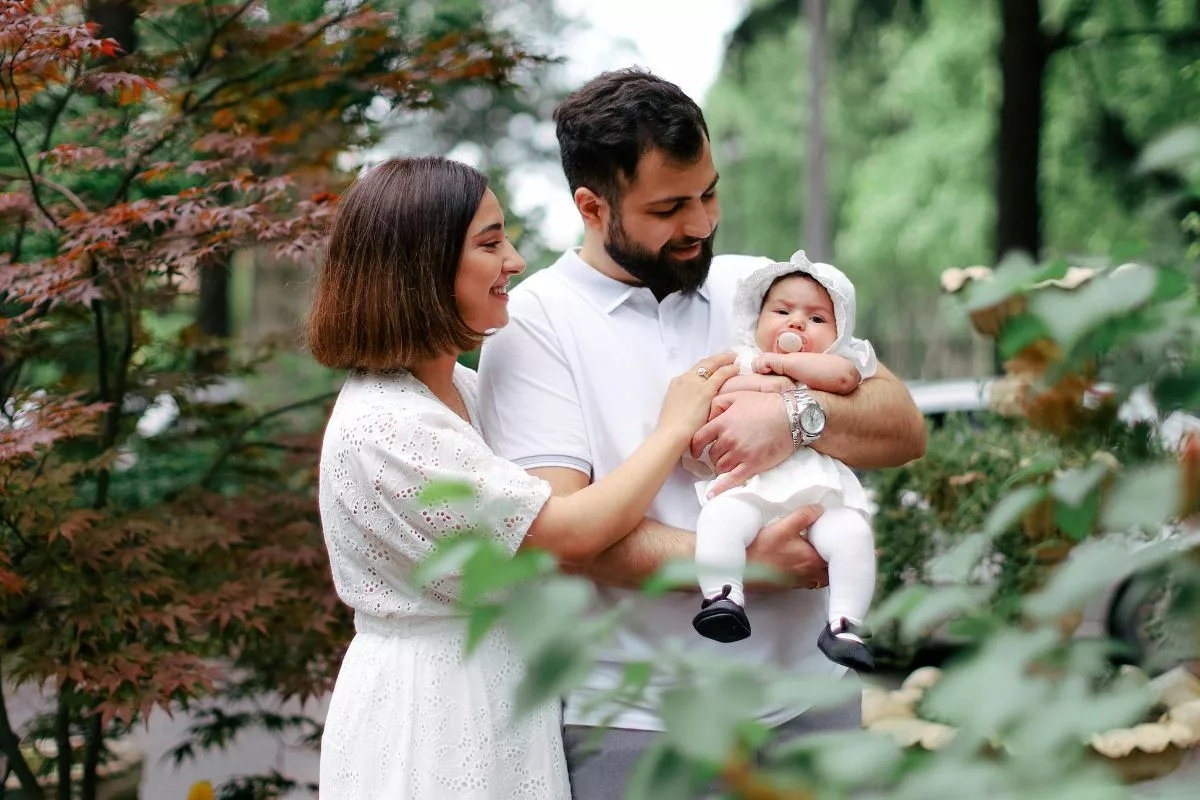 Pais de primeira viagem: bebê deve passar por consultas pediátricas regulares para acompanhar peso, altura e reflexos